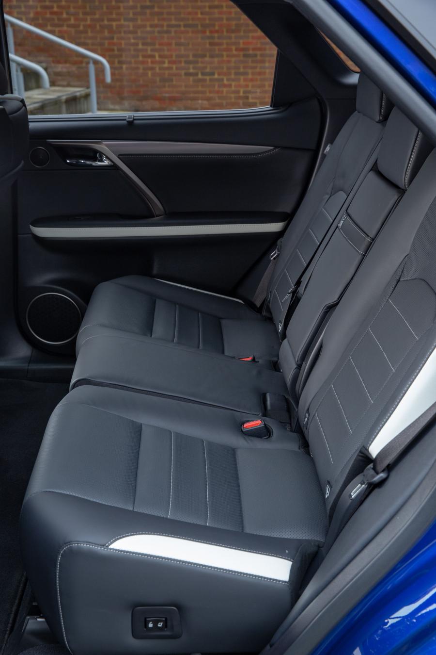 Интерьер Lexus RX450h F-Sport 2019 года  (UK) (фото 22 из 40)